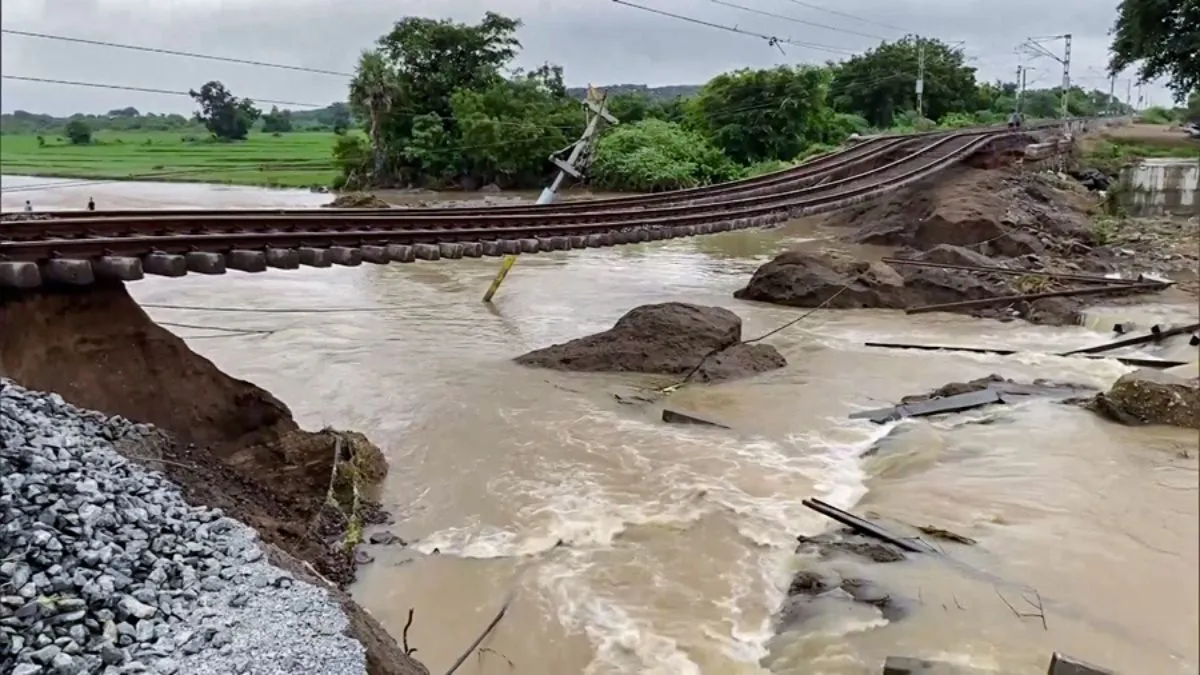 telangana-andhra-face-rain-havoc-35-killed-thousands-left-homeless-imd-predicts-more-rains-updates